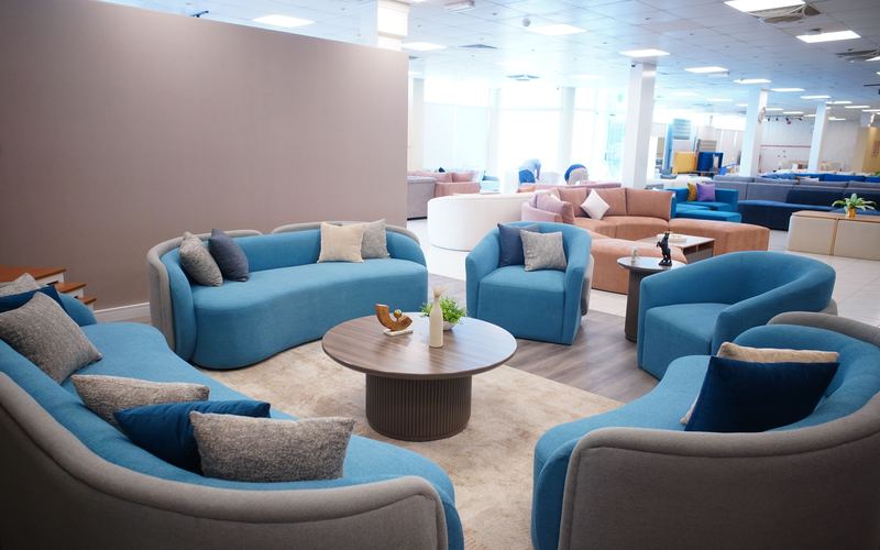 Canapele expuse în showroom